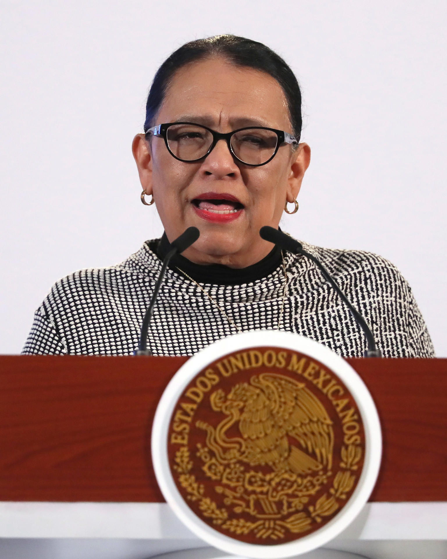 La secretaria de Gobernación, Rosa Icela Rodríguez, habla durante su participación en la rueda de prensa de la presidenta de México, Claudia Sheinbaum, este viernes, en el Palacio Nacional de la Ciudad de México (México). EFE/ Mario Guzmán
