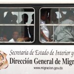 Imagen de migrantes dominicanos deportados en un autobús de la Dirección General de Migración dominicana. EFE/Orlando Barría