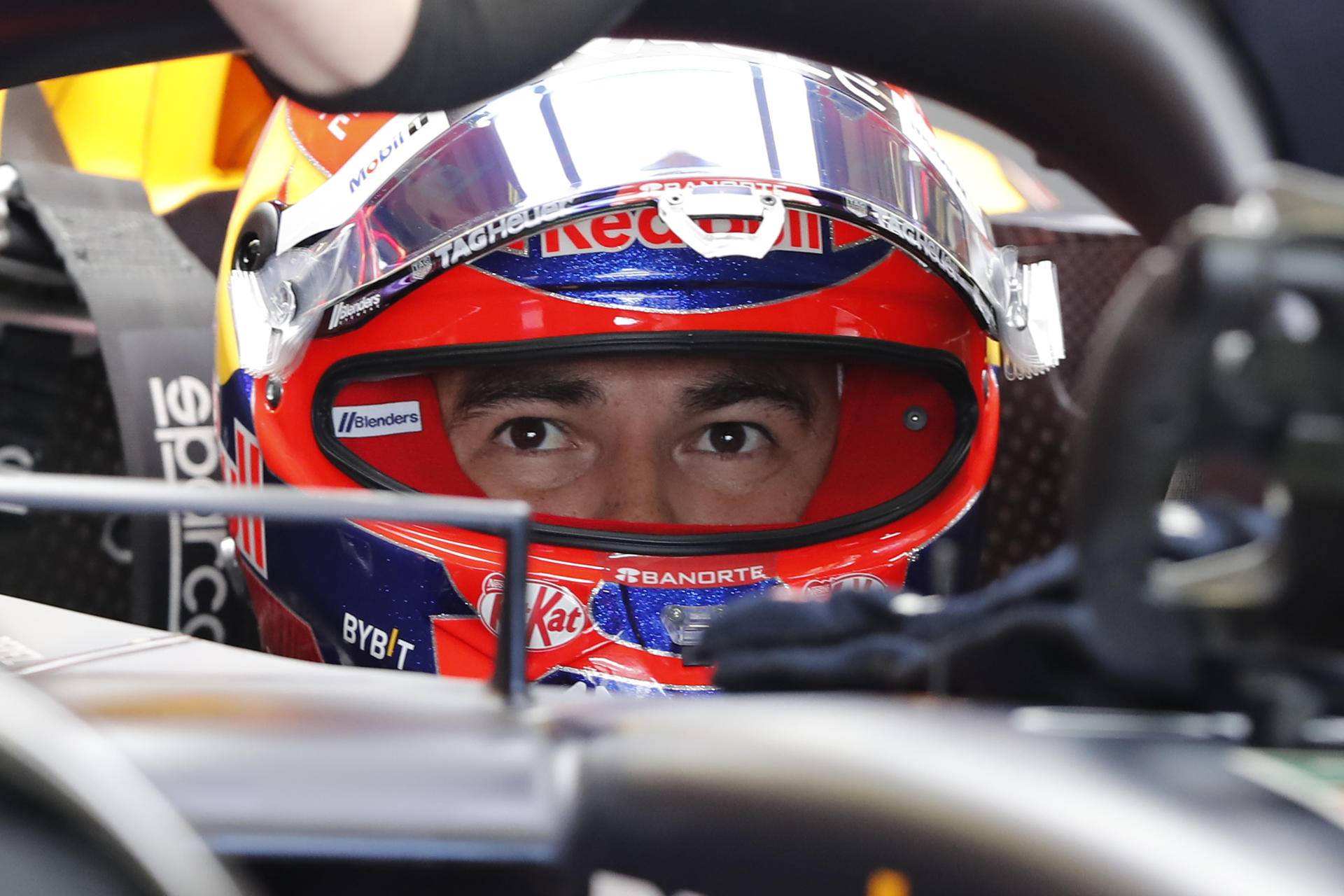 El mexicano Sergio Pérez de Red Bull participa en la primera practica del Gran Premio de México este sábado, en el Autódromo de los Hermanos Rodríguez en Ciudad de México (México). EFE/ Mario Guzmán
