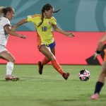 Lena Anne Tusche (c) de Colombia disputa un balón con Katharine Lillian Scott de los Estados Unidos este sábado, en un partido del grupo B de la Copa Mundial Femenina sub-17. EFE/ Orlando Barria