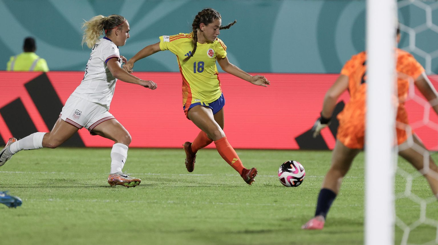 Lena Anne Tusche (c) de Colombia disputa un balón con Katharine Lillian Scott de los Estados Unidos este sábado, en un partido del grupo B de la Copa Mundial Femenina sub-17. EFE/ Orlando Barria