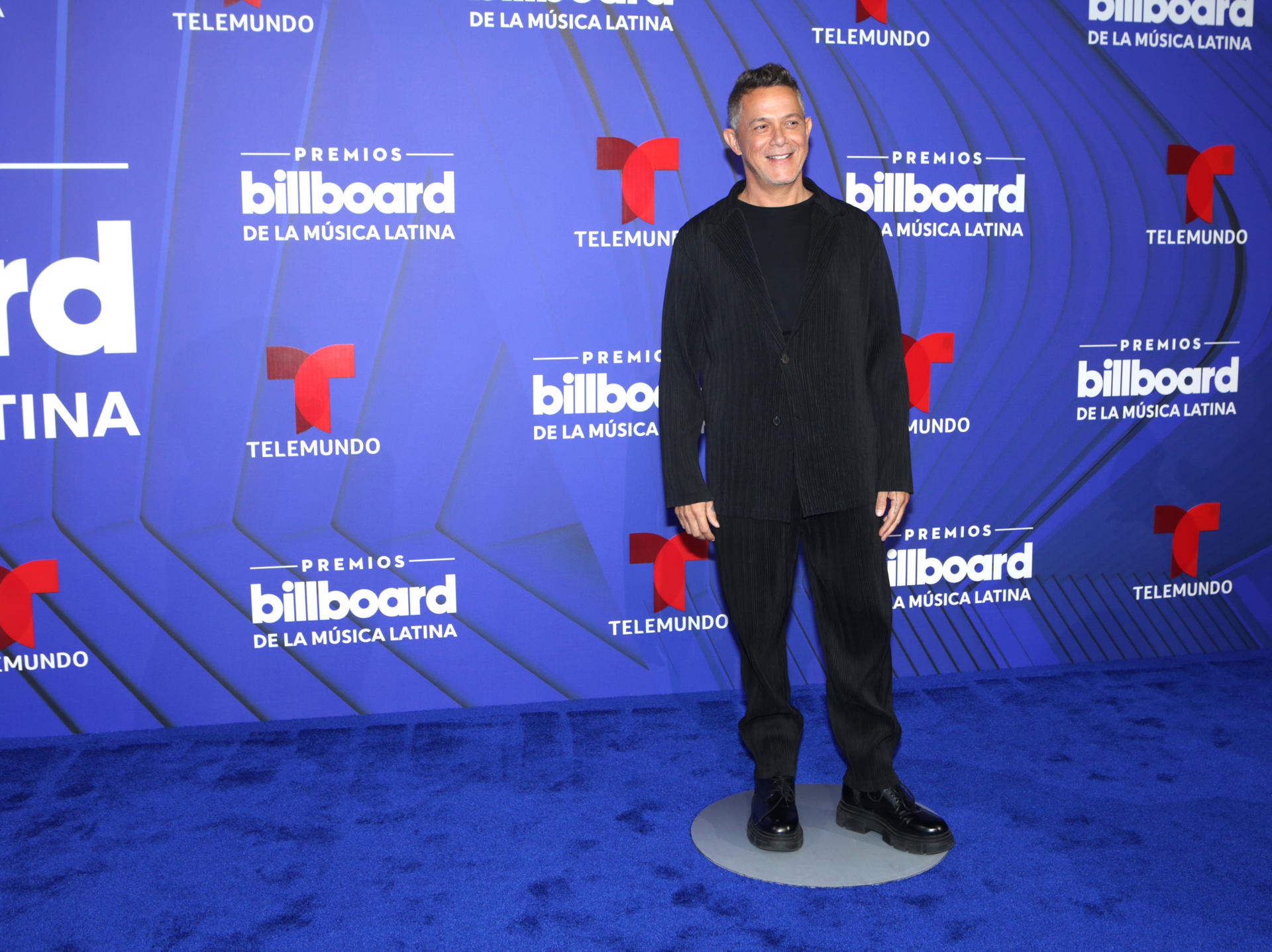 El cantante español Alejandro Sanz posa en la alfombra azul de los premios Billboard de la Música Latina, este jueves en el Jackie Gleason Theatre, en Miami Beach (Estados Unidos). EFE/ Marlon Pacheco
