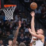 Nikola Jokic de los Denver Nuggets lanza a canasta ante los Brooklyn Nets. EFE/ Angel Colmenares