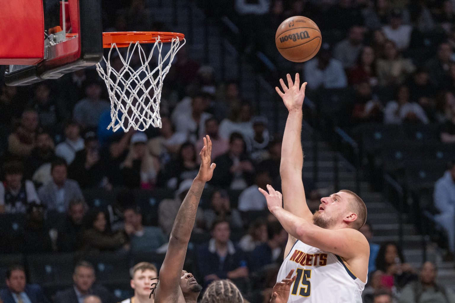 Nikola Jokic de los Denver Nuggets lanza a canasta ante los Brooklyn Nets. EFE/ Angel Colmenares