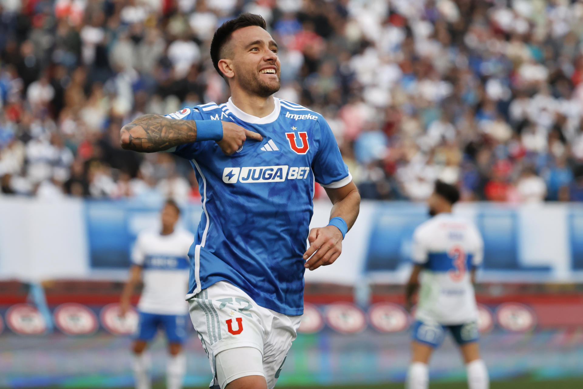 Matías Zaldivia de Universidad de Chile festeja su gol ante la Universidad Católica durante un partido del Campeonato Nacional chileno de fútbol, en el estadio Santa Laura, en Santiago (Chile). EFE/ Elvis González
