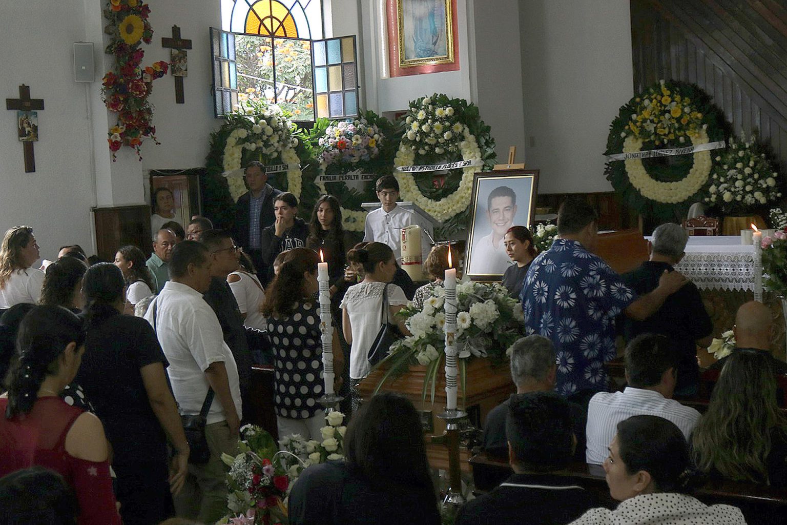 Familiares y seres queridos participan este lunes en el funeral de Alejandro Arcos Catalán, alcalde de Chilpancingo, asesinado el pasado domingo en el estado de Guerrero (México). EFE/José Luis de la Cruz