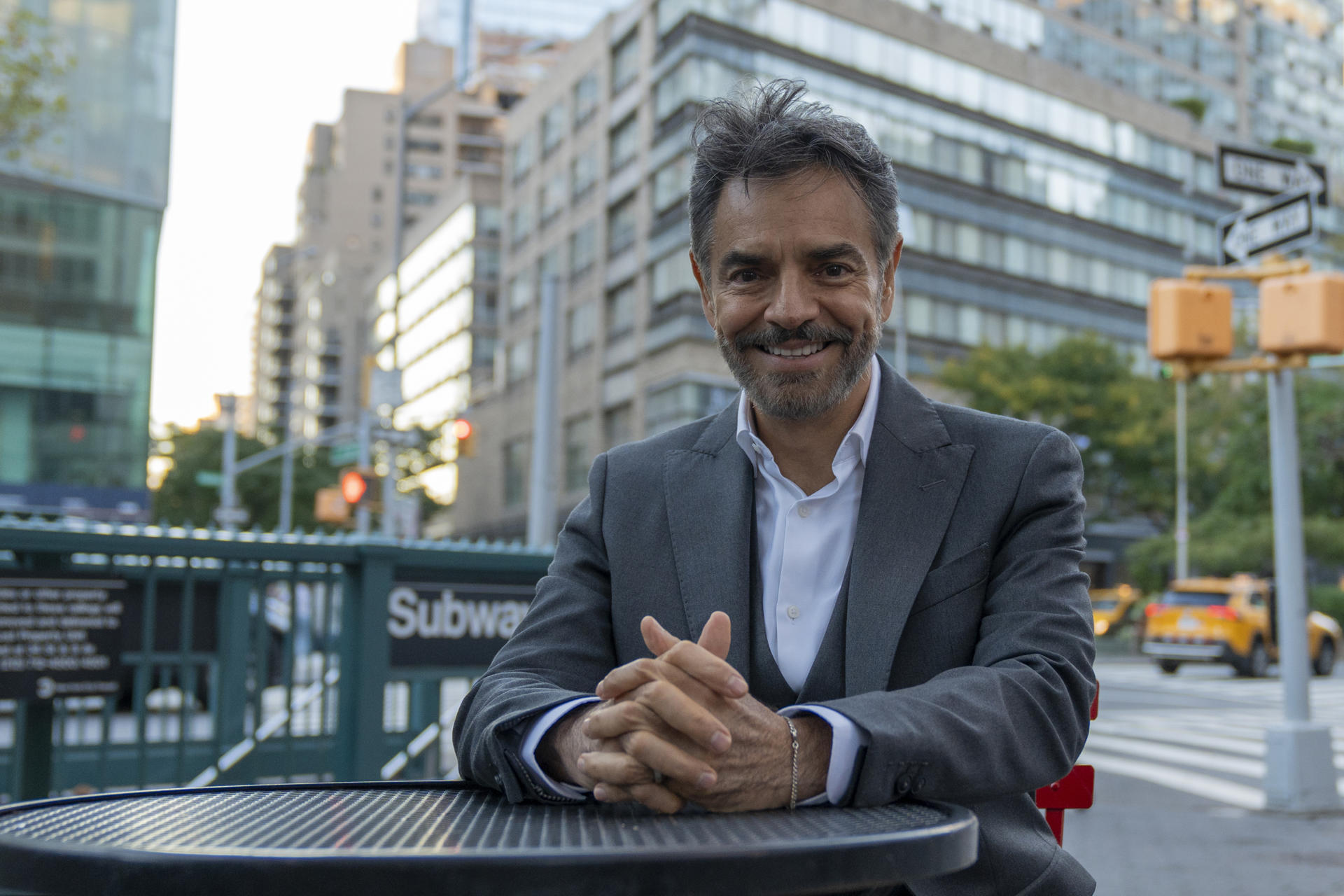 El actor mexicano Eugenio Derbez, posa durante una entrevista con EFE este martes, en Nueva York (Estados Unidos). EFE/ Angel Colmenares
