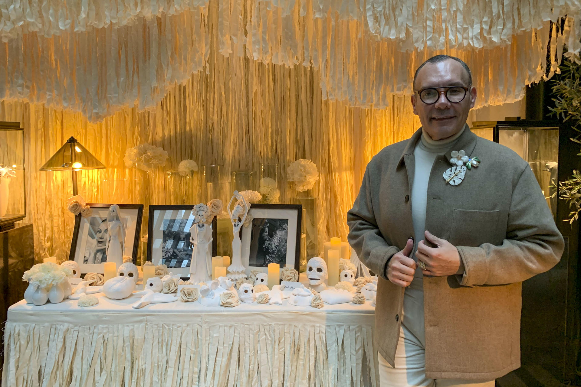 "Siempre se considera que vas a dedicar el altar de muertos a quien te signifique algo y creemos que esta posibilidad de tener a tres íconos mexicanos muy conocidos internacionalmente y unirlos a Lola Flores le da un significado con mucha más fuerza, con mucha más energía", aseguró a EFE el diseñador mexicano que estuvo a cargo del diseño de este altar en Madrid, Daniel Espinosa (d). EFE/ Patricia Cotelo
