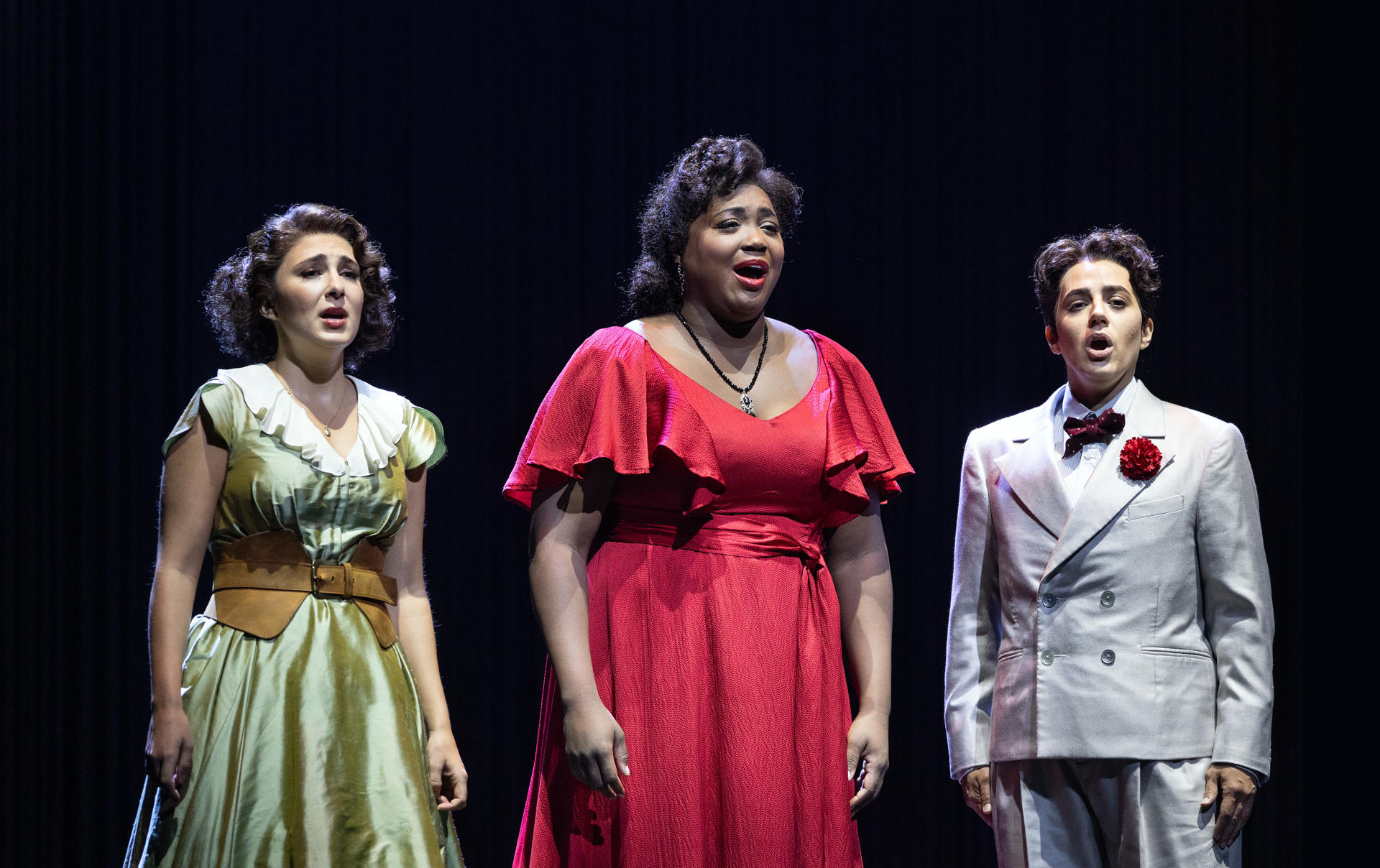 Fotografía cedida por la Metropolitan Opera de Manhattan donde aparecen Elena Villalón (i) como Nuria, Angel Blue (c) como Margarita Xirgu, y Daniela Mack (d) como Federico García Lorca, durante un momento de la obra 'Ainadamar'. EFE/ Marty Sohl / Metropolitan Opera / SOLO USO EDITORIAL/ SOLO DISPONIBLE PARA ILUSTRAR LA NOTICIA QUE ACOMPAÑA (CRÉDITO OBLIGATORIO)
