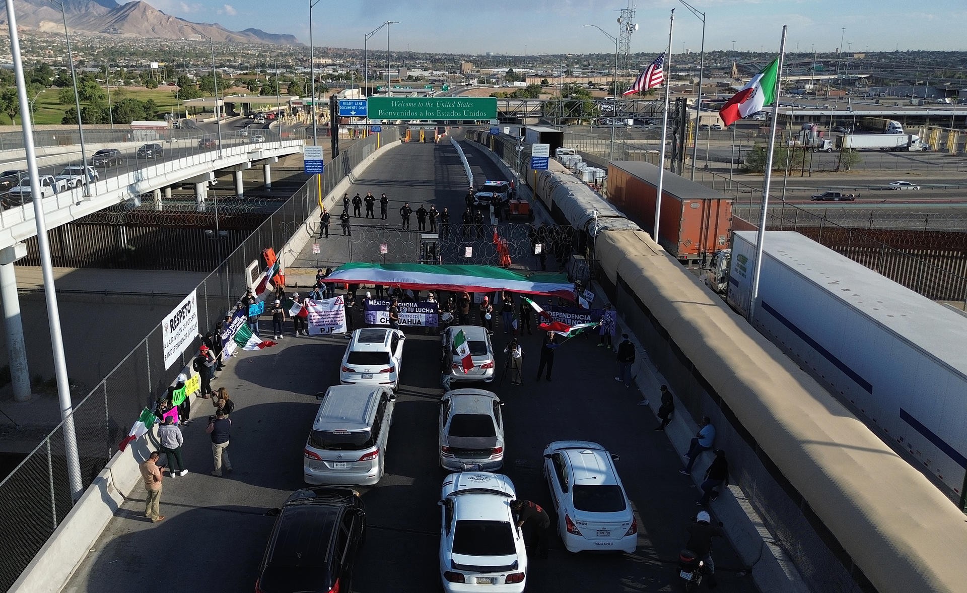 Personal del Poder Judicial de la Federación protesta contra la Reforma Judicial en el Puente Internacional Córdova de las Américas, este martes en Ciudad Juárez (México). EFE/Luis Torres
