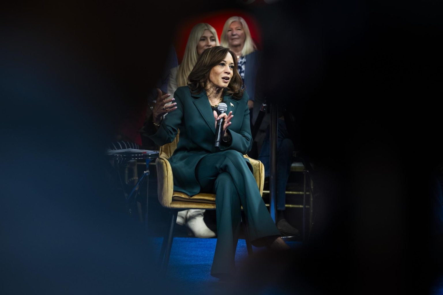 La vicepresidenta estadounidense y candidata demócrata a las elecciones, Kamala Harris, debate con la excongresista republicana Liz Cheney, durante un evento de la campaña electoral celebrado este lunes en Malvern, Pensilvania. EFE/JIM LO SCALZO