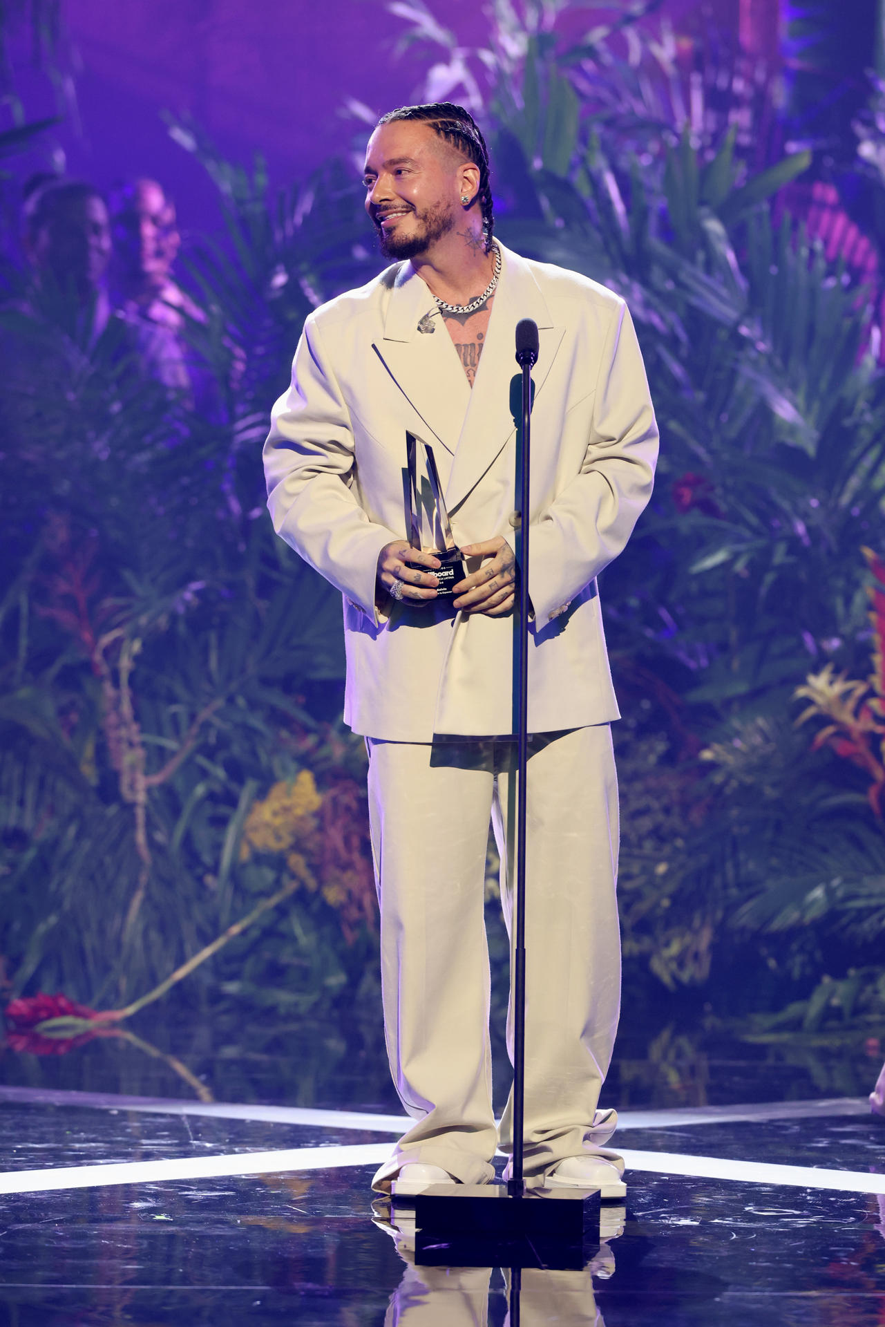 Fotografía del 17 de octubre de 2024 cedida por Telemundo donde aparece el cantante colombiano J Balvin hablando tras recibir el Premio 'Espíritu de la Esperanza' durante la ceremonia de entrega de los premios Billboard de la Música Latina en el Jackie Gleason Theatre en Miami Beach, Florida (EE.UU.). EFE/Alexander Tamargo/Telemundo /SOLO USO EDITORIAL /NO VENTAS /SOLO DISPONIBLE PARA ILUSTRAR LA NOTICIA QUE ACOMPAÑA /CRÉDITO OBLIGATORIO
