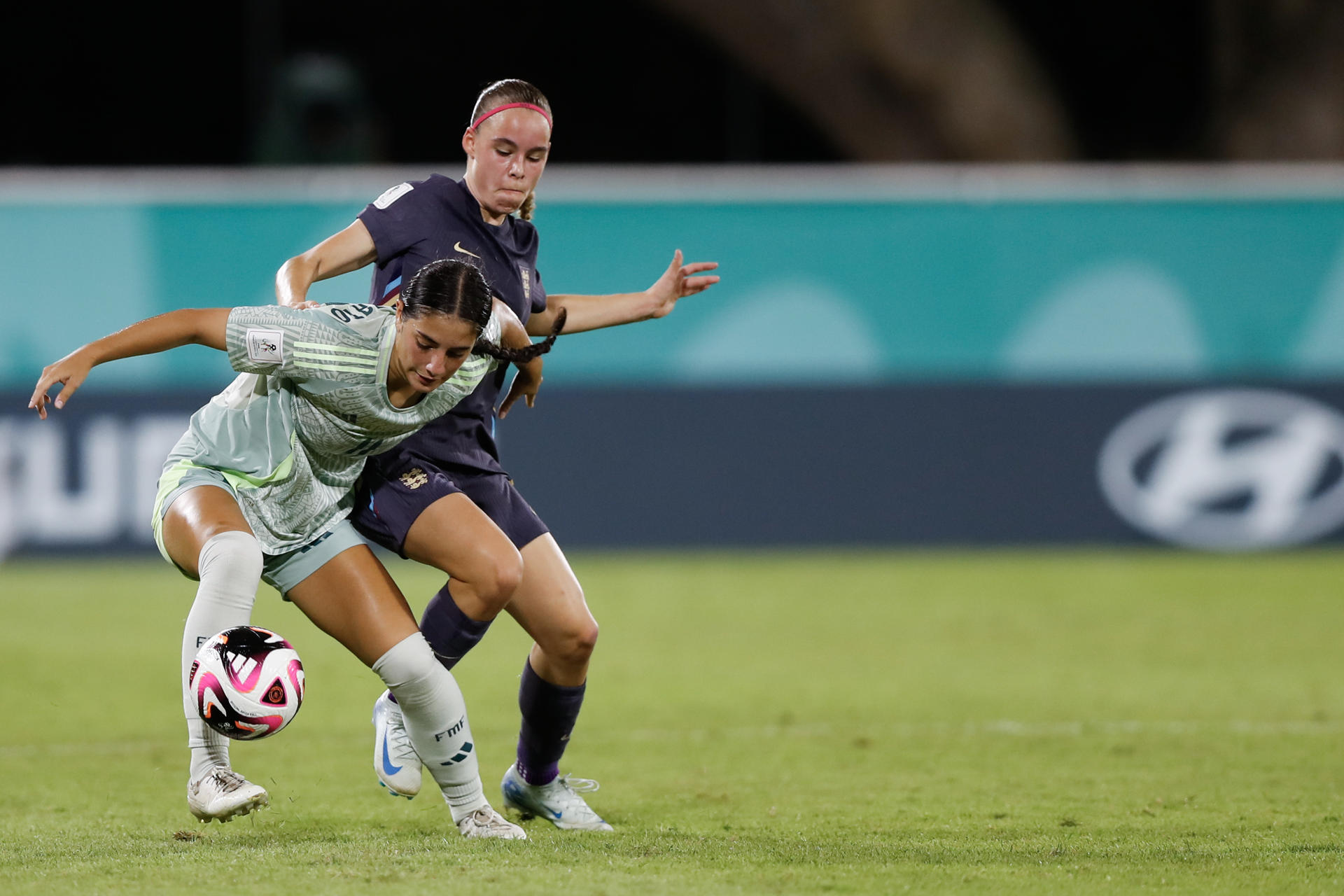 Nelly Lasova marca a la mexicana Anaiya Miyazato en el partido del Mundial Femenino sub-17. EFE/ Diana Sánchez
