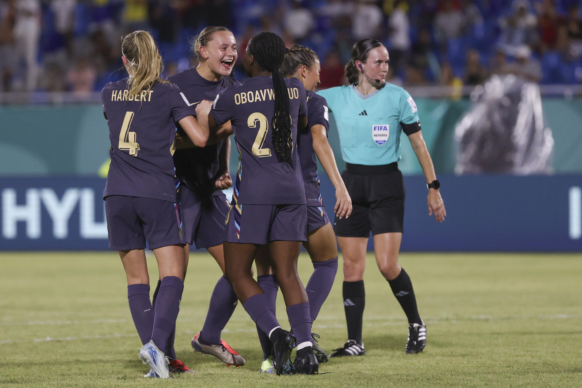 Jugadoras de la selección sub-17 de Inglaterra celebran en el partido de cuartos de final del Mundial de República Dominicana que ganaron este domingo en tanda de penaltis a la de Japón en Santo Domingo, y que las pondrá en la próxima fase frente a España. . EFE/ Orlando Barria
