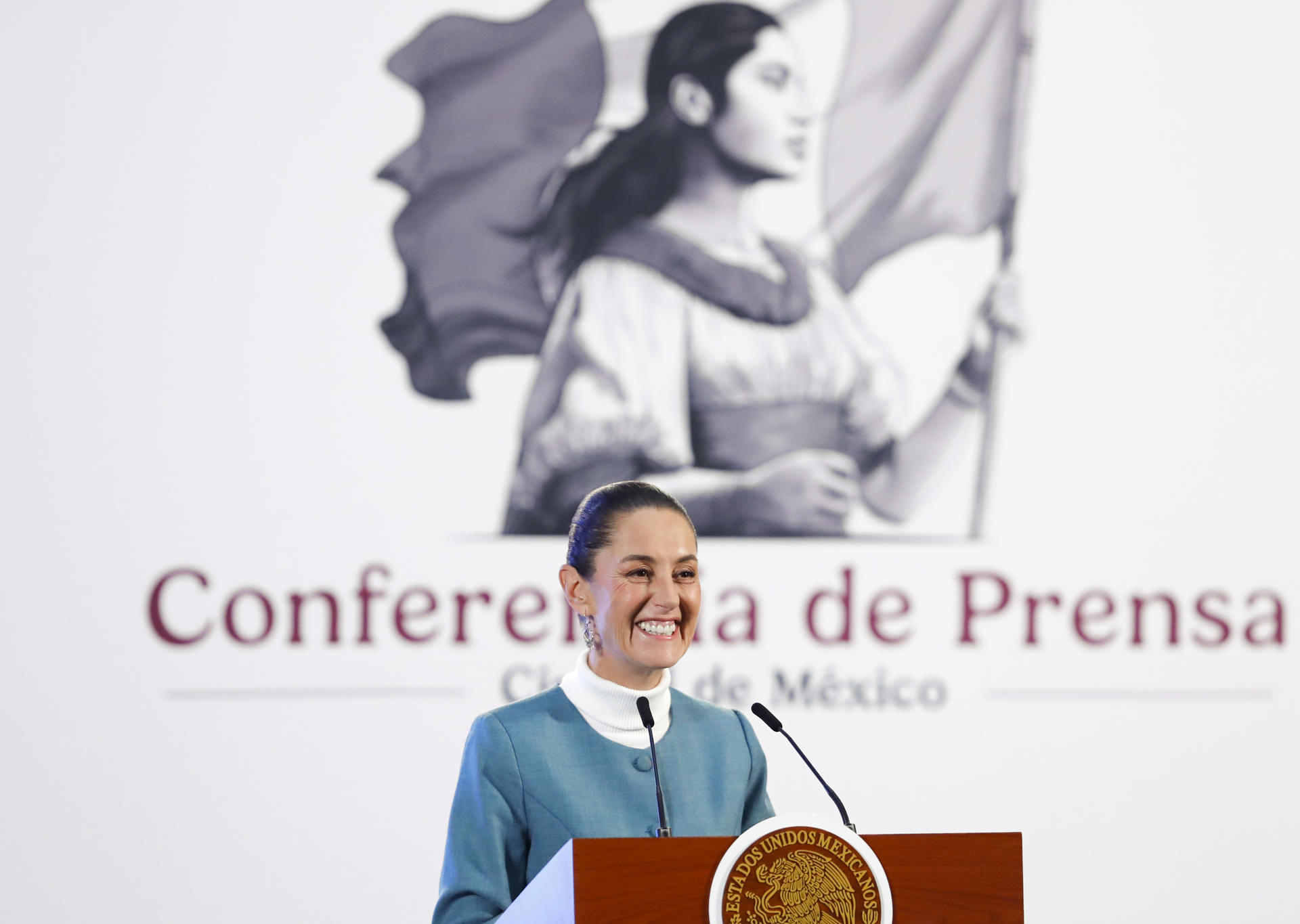 La presidenta de México, Claudia Sheinbaum, habla durante una rueda de prensa este miércoles, en el Palacio Nacional en la Ciudad de México (México). EFE/ Mario Guzmán
