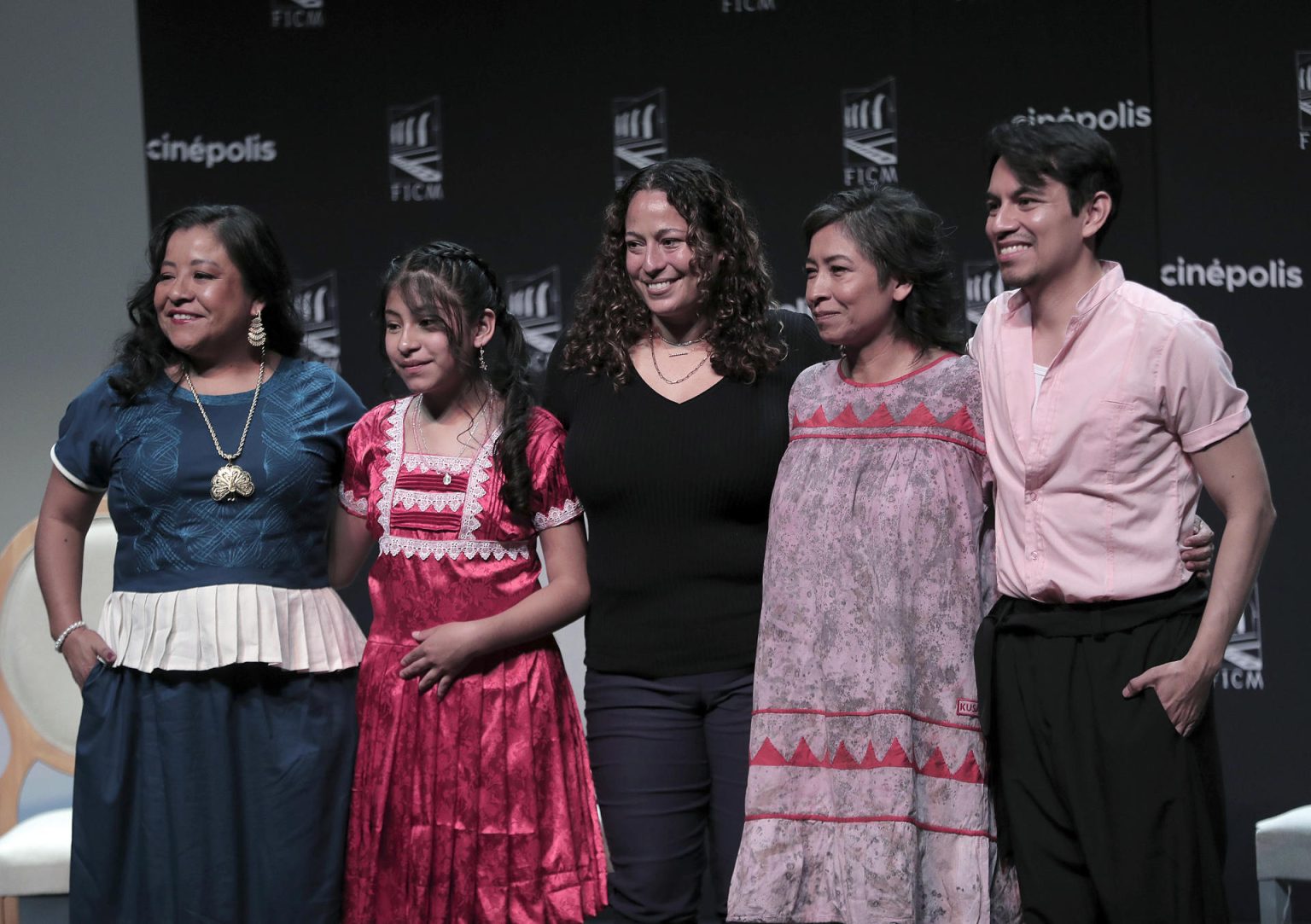 Los actores mexicanos Mónica del Carmen (i), Diana Itzel Cruz (2-i) y José Salof (d), junto a la productora Christine Dávila (c) y la directora Yolanda Cruz posan en una rueda de prensa en el Festival Internacional de Cine de Morelia (FICM) este domingo, en el estado de Michoacán (México). EFE/ Iván Villanueva