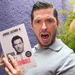 El influencer mexicano Jorge Lozano posa con su libro durante una entrevista con EFE este viernes en la Ciudad de México (México). EFE/Mario Guzmán