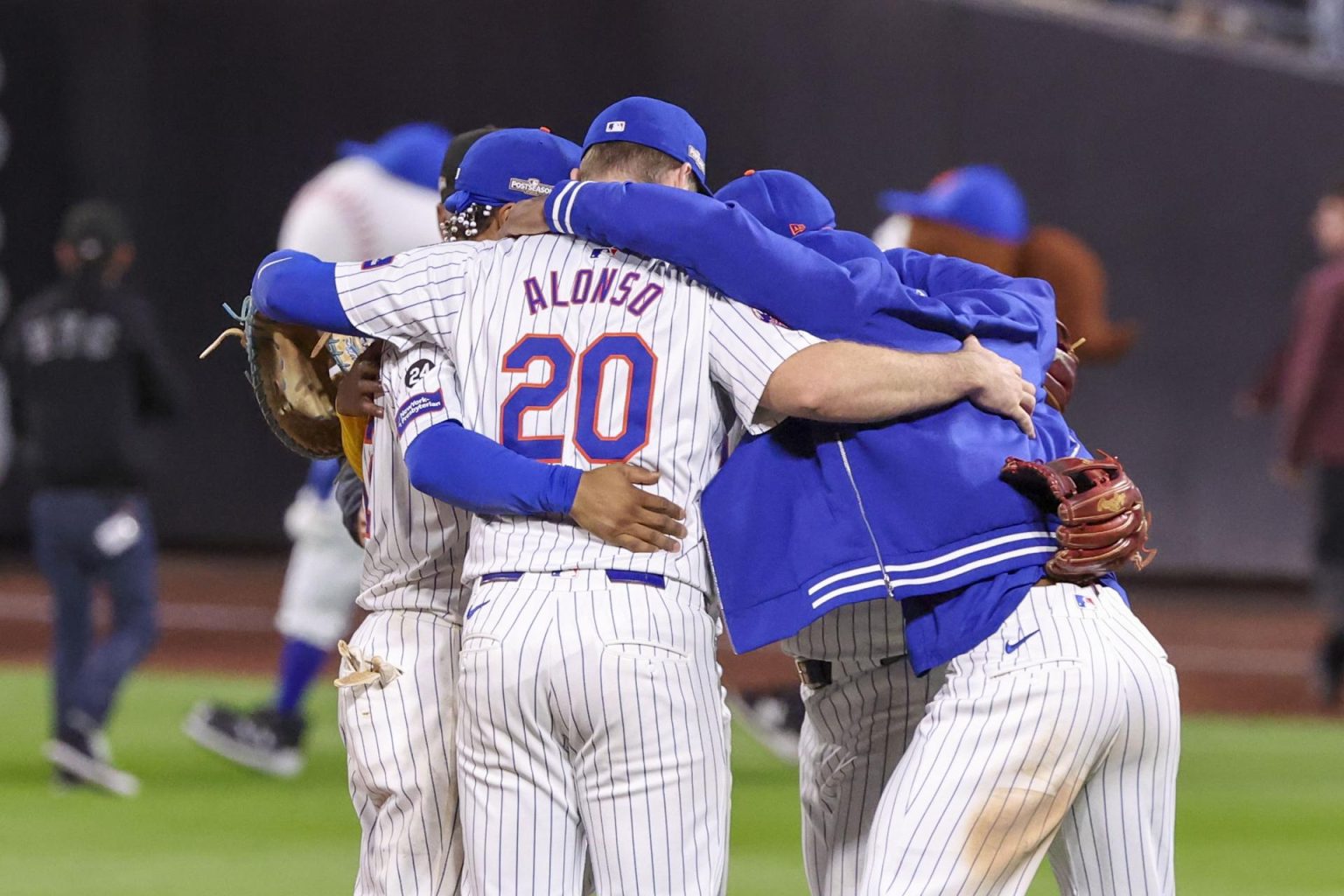 Jugadores de los Mets de Nueva York celebran este martes el triunfo por 7-2 sobre los Filis de Filadelfia que los dejan a un juego de ganar la Serie Divisional de la Liga Nacional. EFE/EPA/SARAH YENESEL