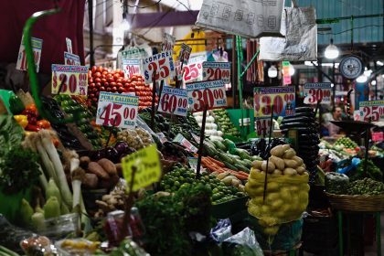 Fotografía de archivo de un puesto de verduras con los precios de cada producto, en un mercado de la Ciudad de México (México). EFE/ Sáshenka Gutiérrez