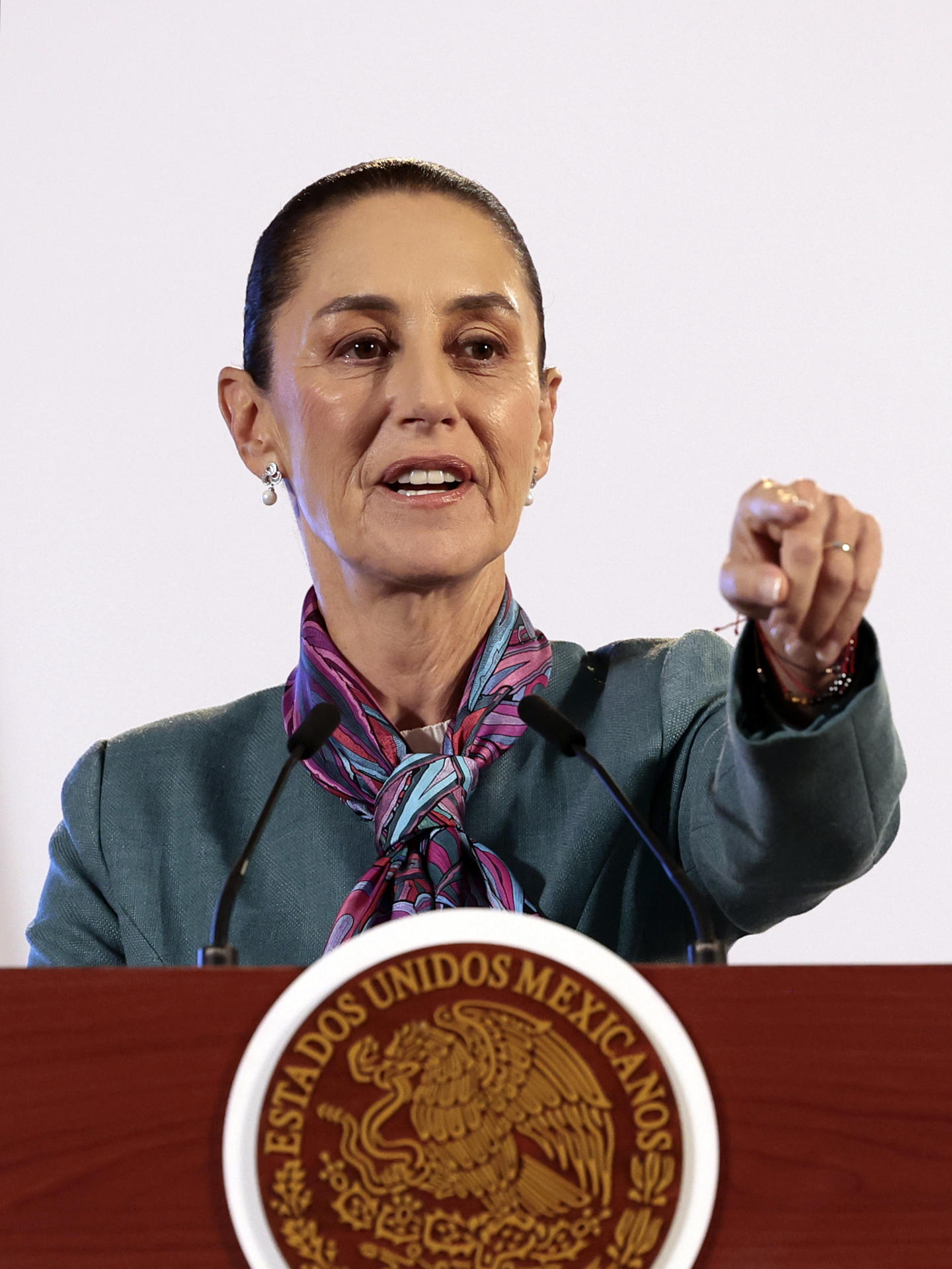 La presidenta de México, Claudia Sheinbaum, participa este martes en una rueda de prensa matutina en Palacio Nacional de la Ciudad de México (México). EFE/ José Méndez
