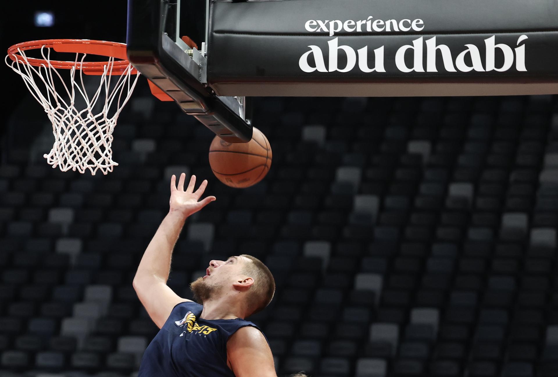 Nikola Jokic, de los Denver Nuggets, durante un entrenamiento este jueves en Abu Dabi. EFE/EPA/ALI HAIDER
