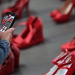 Una persona toma fotos en la exposición 'Zapatos Rojos' de la artista mexicana Elina Chauvet este jueves, en Ciudad de México (México). EFE/Sáshenka Gutiérrez