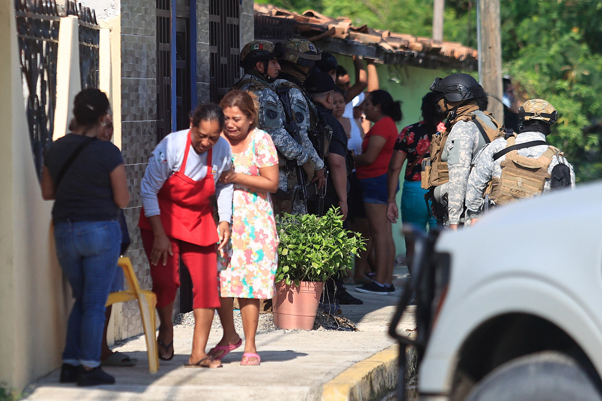 Personal de la Guardia Nacional (GN) resguarda la zona donde se cometió un múltiple asesinato este lunes, en Acapulco (México). EFE/ David Guzmán
