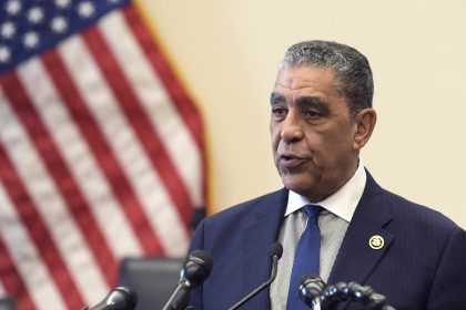 El congresista demócrata por Nueva York, Adriano Espaillat, habla en una rueda de prensa en el edificio Rayburn del Capitolio en Washington (EE. UU). Archivo. EFE/Lenin Nolly