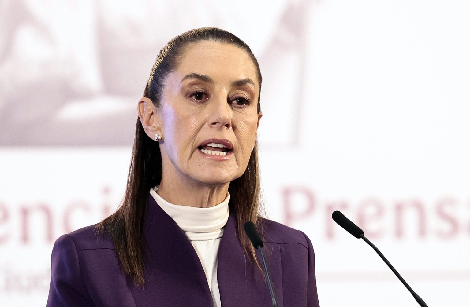 La presidenta de México, Claudia Sheinbaum, participa durante su conferencia de prensa matutina este lunes, en Palacio Nacional de Ciudad de México (México). EFE/José Méndez