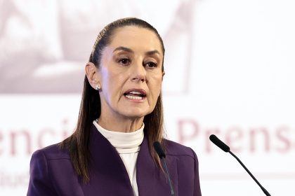 La presidenta de México, Claudia Sheinbaum, participa durante su conferencia de prensa matutina este lunes, en Palacio Nacional de Ciudad de México (México). EFE/José Méndez