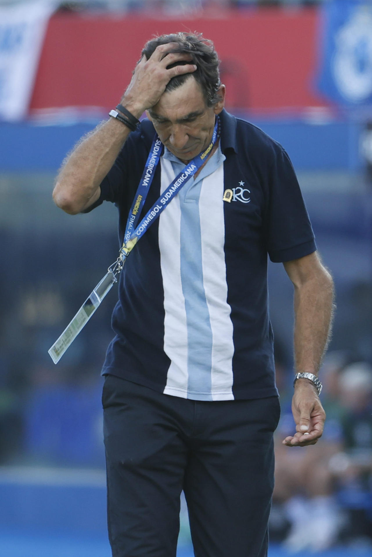 El entrenador Gustavo Costas sufre con el asedio de Cruzeiro a Racing en el segundo tiempo de la final de la Copa Sudamericana que ganaron este sábado por 3-1 en Asunción. EFE/ Mauricio Dueñas Castañeda
