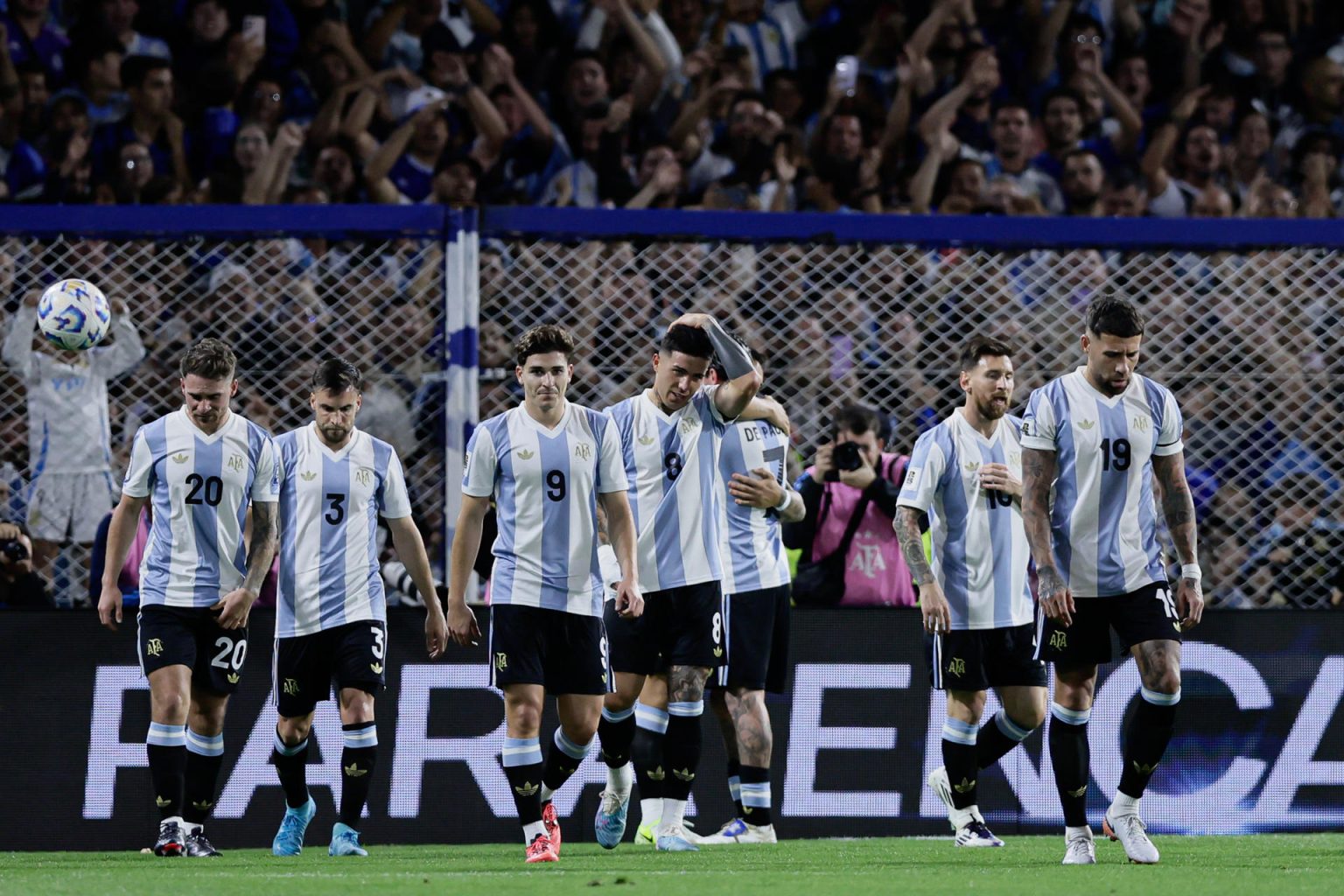 Jugadores de Argentina celebran un gol de Lautaro Martínez a un partido de las eliminatorias sudamericanas para el Mundial de 2026. EFE/ Luciano González