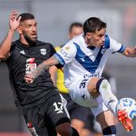 Gustavo Fernández (i), del Deportivo de Riestra, disputa el balón con Valentín Gómez, de Vélez, en juego de la Primera División de Argentina en el estadio Guillermo Laza en Buenos Aires. EFE/ Juan Ignacio Roncoroni