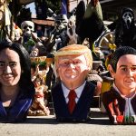 Fotografía de unas figuras del candidato a la presidencia de Estados Unidos, el expresidente y candidato republicano Donald Trump (c), de la candidata demócrata Kamala Harris (i) y de la presidente de México, Claudia Sheinbaum, este martes en Tijuana (México). EFE/Joebeth Terríquez