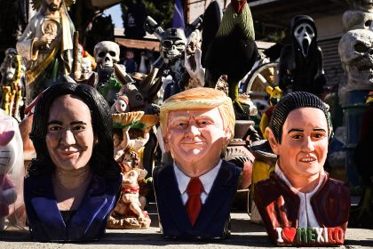 Fotografía de unas figuras del candidato a la presidencia de Estados Unidos, el expresidente y candidato republicano Donald Trump (c), de la candidata demócrata Kamala Harris (i) y de la presidente de México, Claudia Sheinbaum, este martes en Tijuana (México). EFE/Joebeth Terríquez