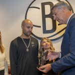 El alcalde de Badalona, Xavier García Albiol (d), entrega el nombramiento de hijo predilecto de Badalona al entrenador de los Brooklyn Nets, Jordi Hernández, en el Barclay Center, sede del equipo en Nueva York. EFE/Ángel Colmenares