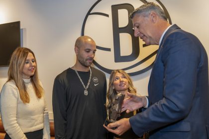 El alcalde de Badalona, Xavier García Albiol (d), entrega el nombramiento de hijo predilecto de Badalona al entrenador de los Brooklyn Nets, Jordi Hernández, en el Barclay Center, sede del equipo en Nueva York. EFE/Ángel Colmenares