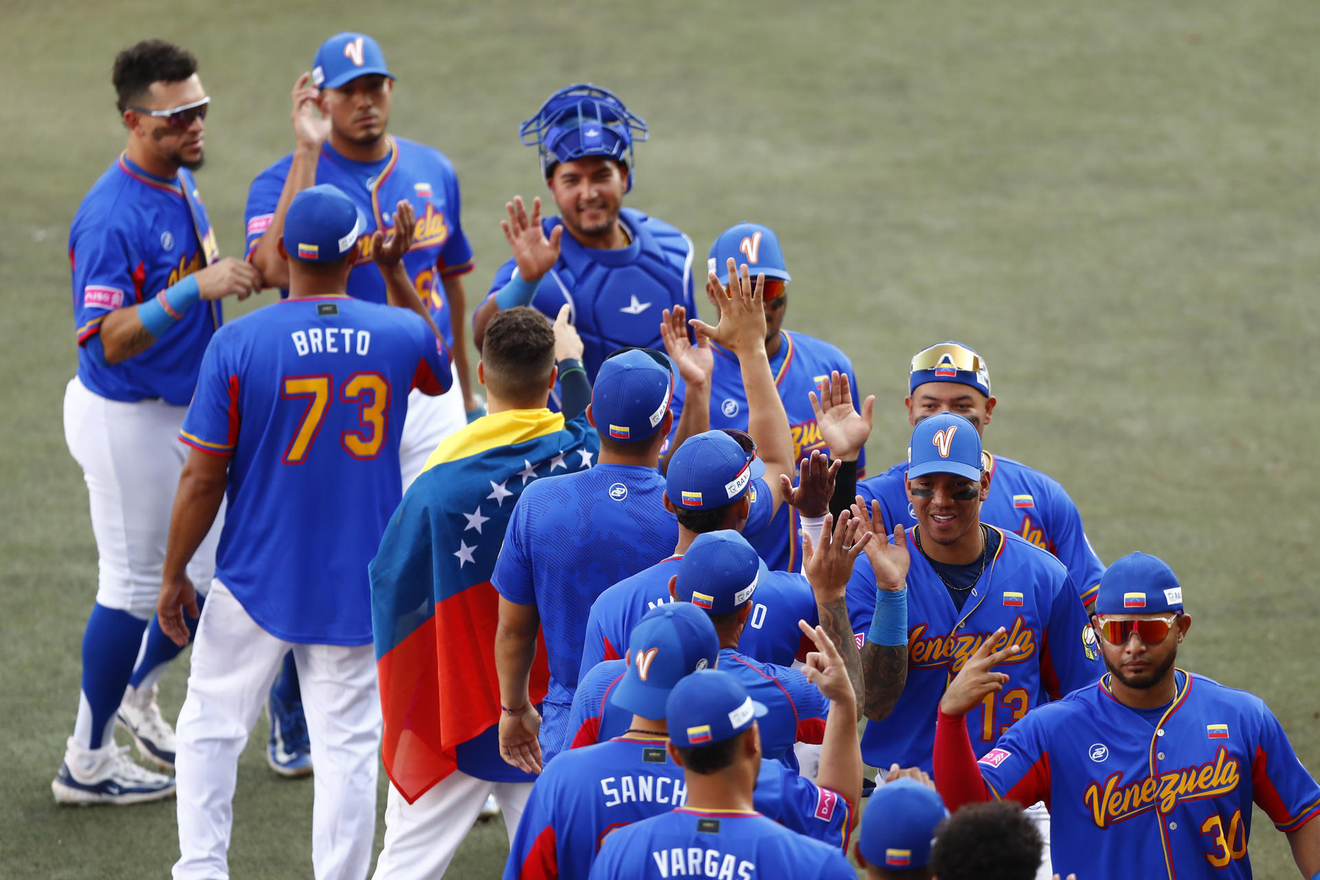 Jugadores de Venezuela celebran su victoria este miércoles, en un juego del Premier 12 de la Confederación Mundial de Béisbol y Sóftbol (WBSC) entrePuerto Rico y Venezuela, en el Estadio Panamericano de Béisbol, en Guadalajara, Jalisco (México). EFE/Francisco Guasco
