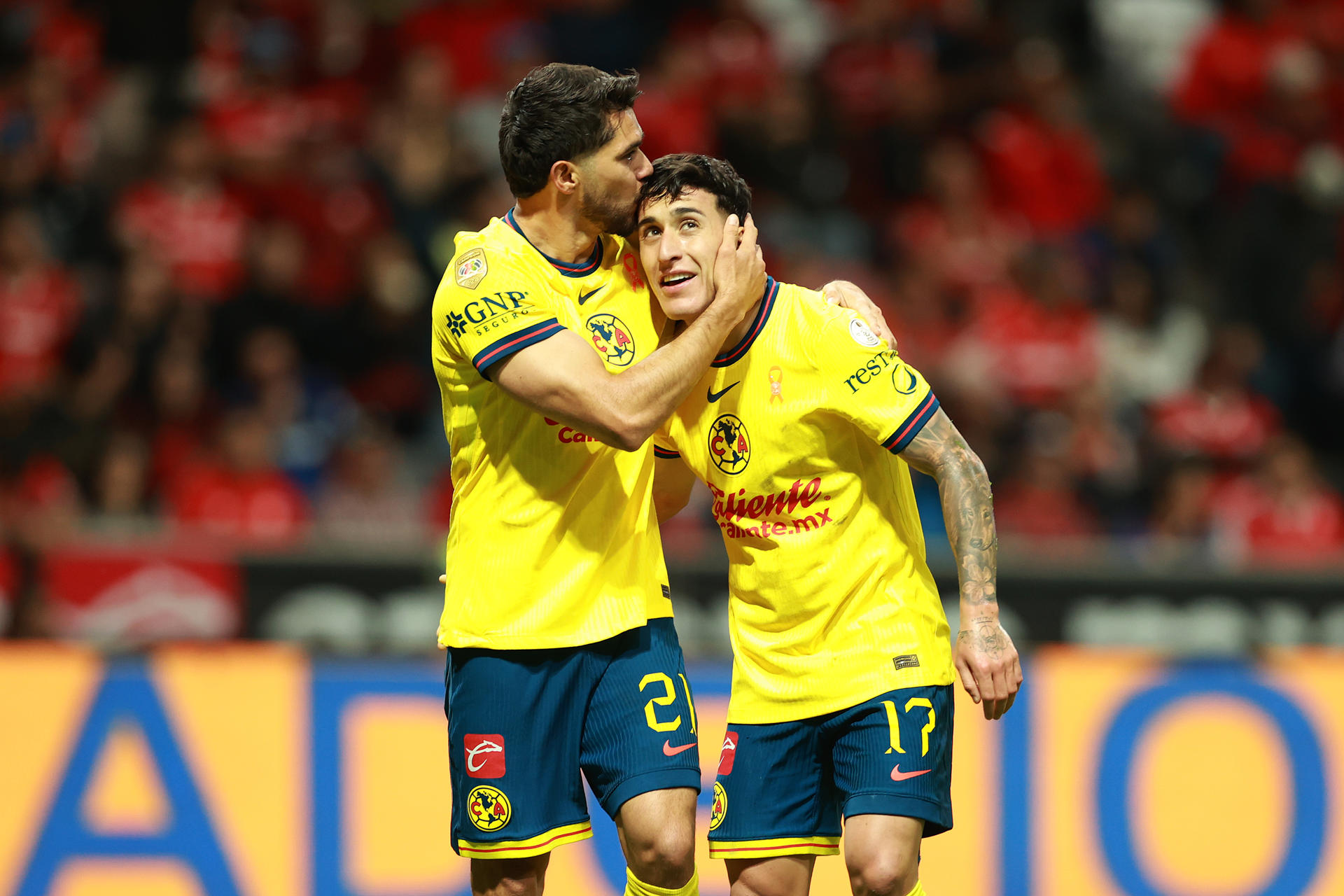 Henry Martín (i) y Alejandro Zendejas del América celebran un gol anotado al Toluca durante un partido de vuelta de los cuartos de final del torneo Apertura 2024 de la Liga MX. EFE/ Alex Cruz
