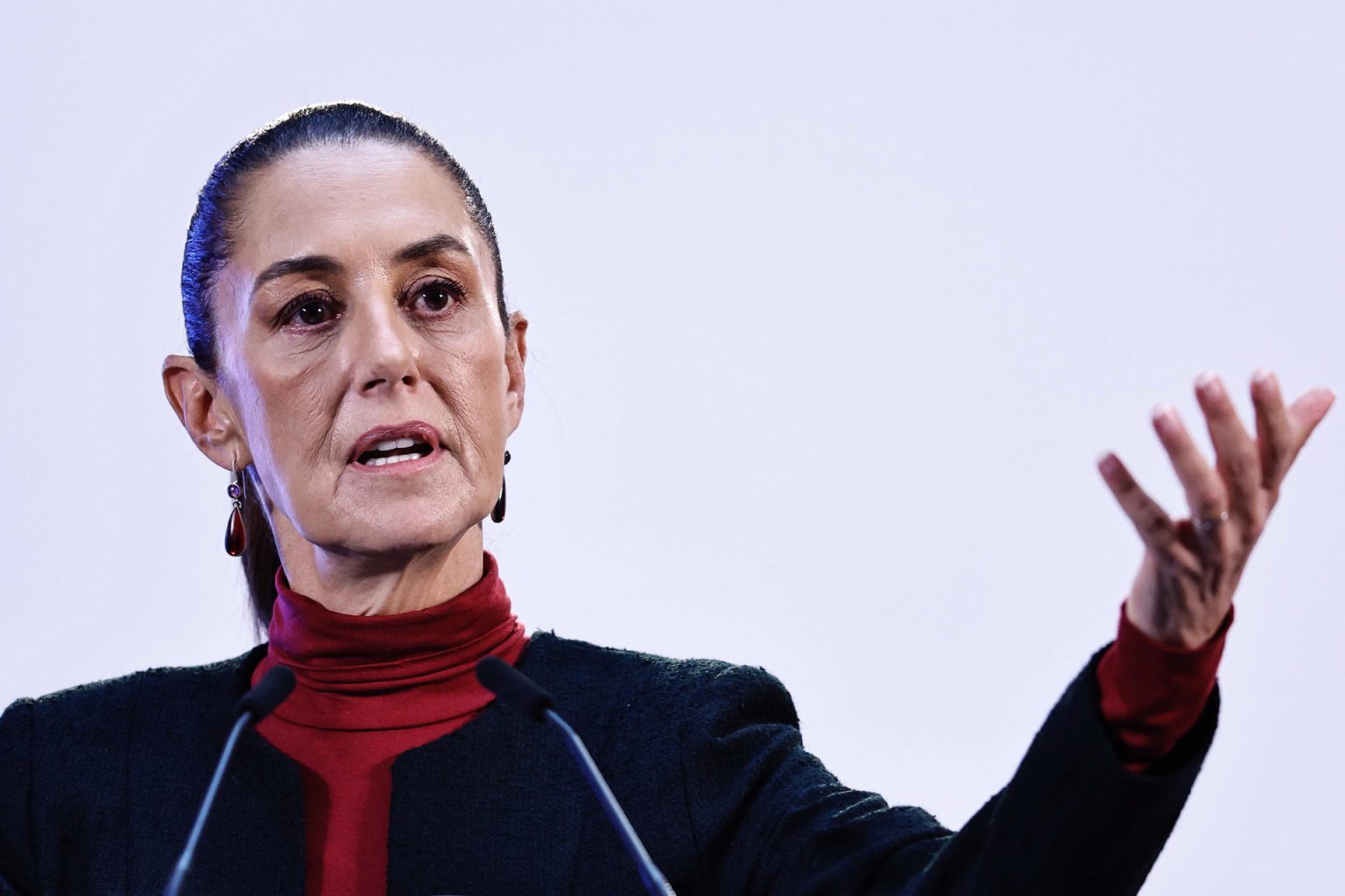 La presidenta de México Claudia Sheinbaum habla durante su conferencia de prensa matutina este lunes, en el Palacio Nacional en la Ciudad de México (México). EFE/ Sáshenka Gutiérrez