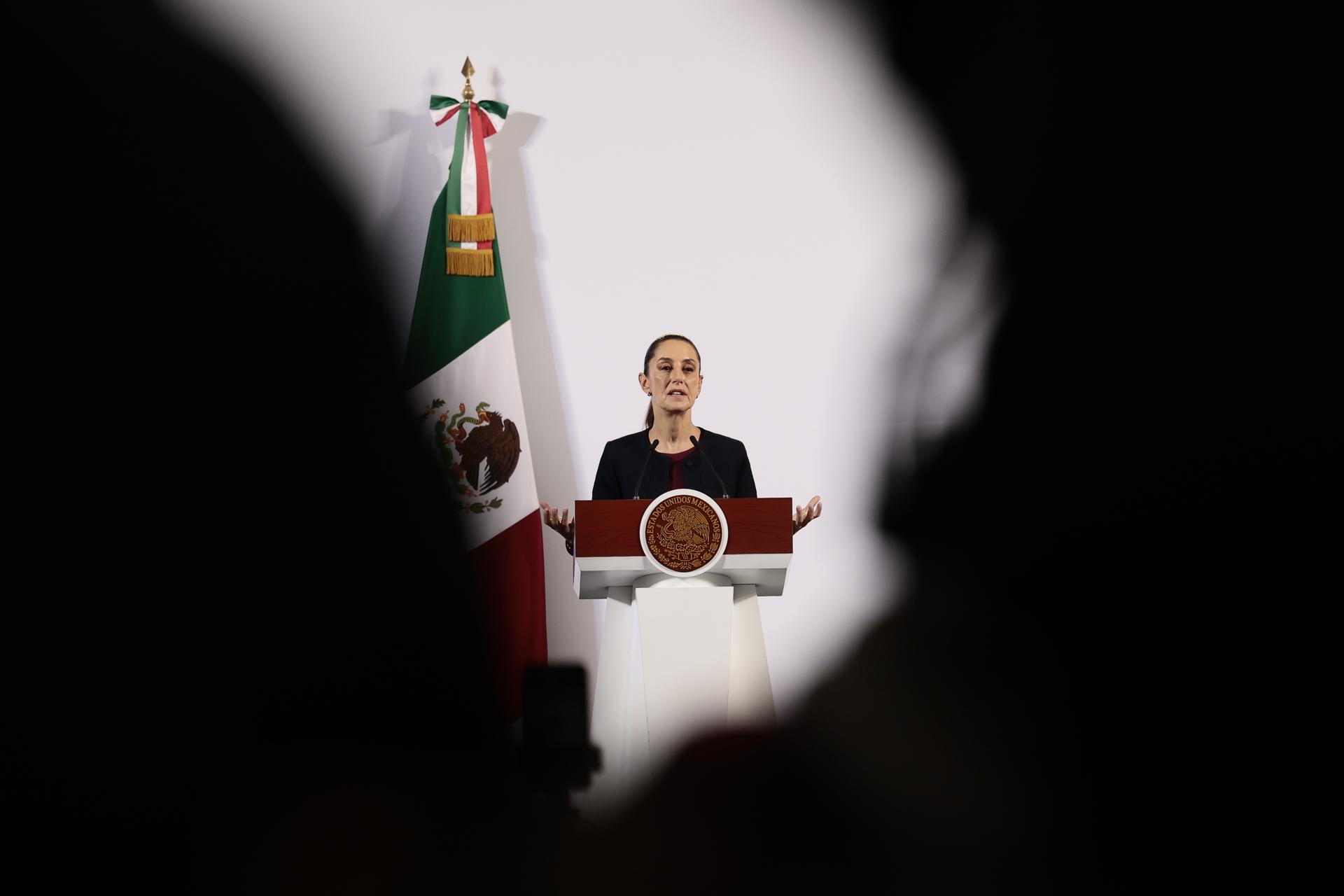 La presidenta de México, Claudia Sheinbaum. participa durante una rueda de prensa este viernes, en Palacio Nacional de la Ciudad de México (México). EFE/José Méndez
