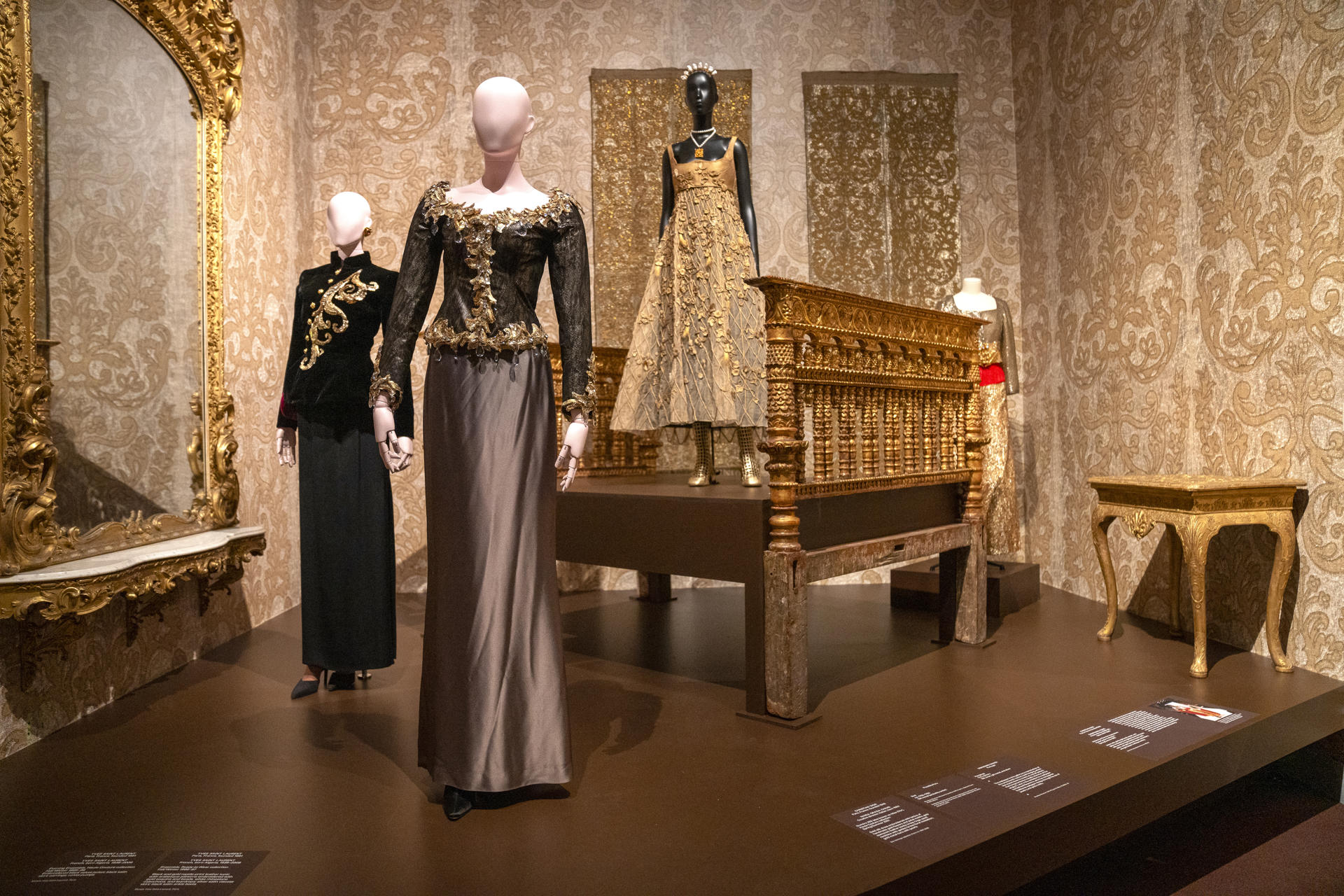 Fotografía que muestra un vestido de Christian Dior (c) en la exposición 'Solid Gold' ('Oro sólido') este miércoles, en el Museo de Brooklyn en Nueva York (Estados Unidos). EFE/ Ángel Colmenares
