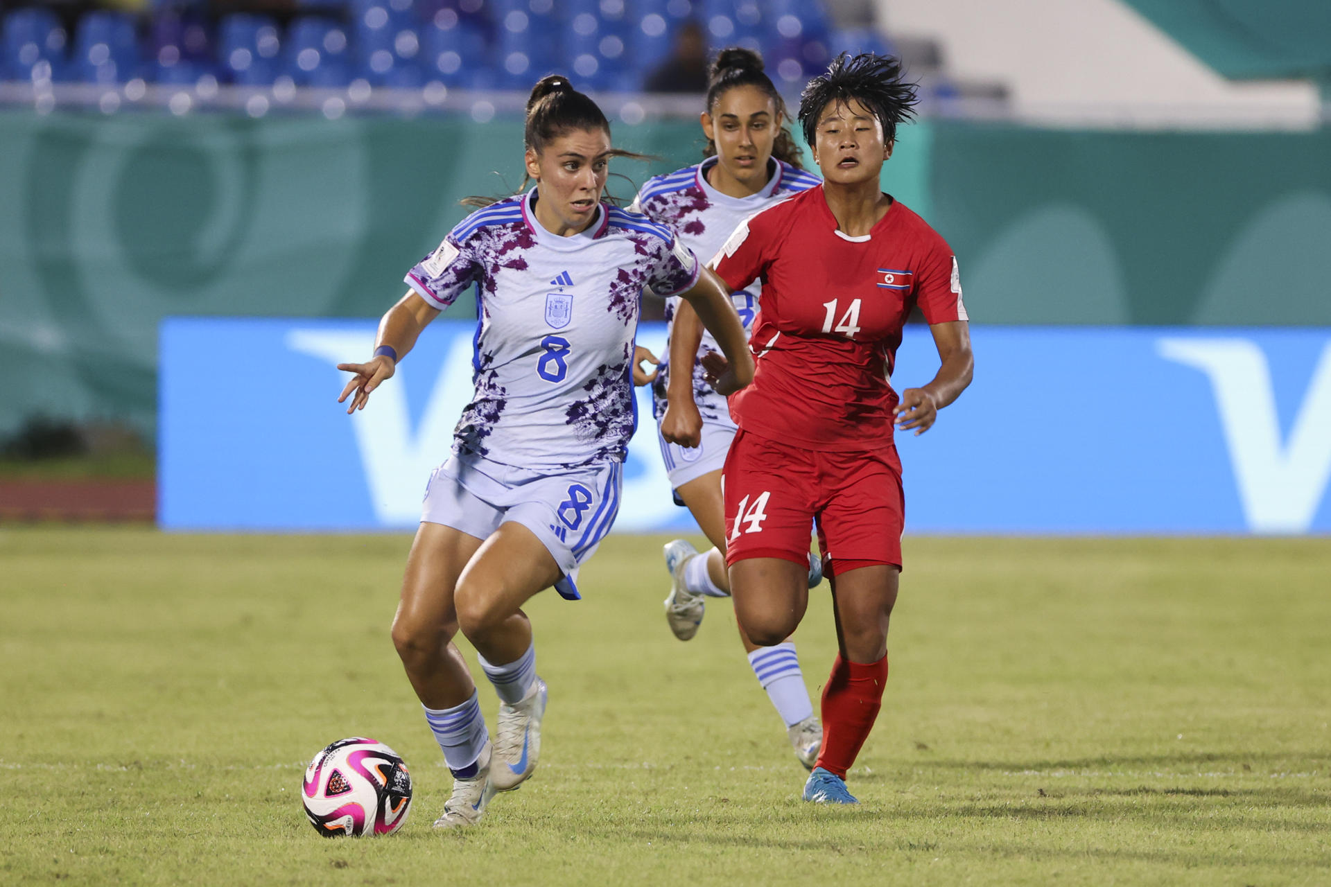 Ainoa Gómez, de España, conduce el balón ante la marca de Il-Sim Pak en la final del Mundial Femenino sub-17 en Santo Domingo. EFE/ Diana Sánchez
