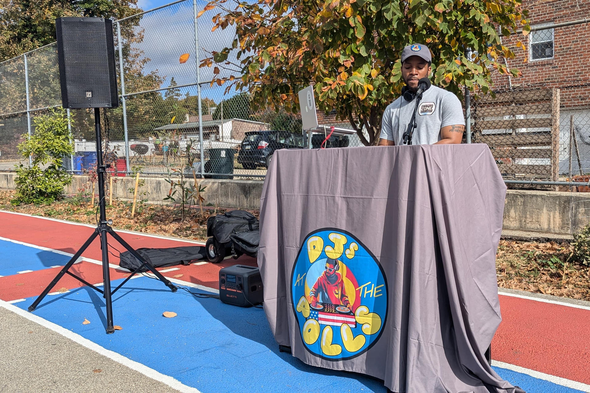 El DJ Reese toca música como parte de la iniciativa 'DJs en las urnas', este martes en el centro de votación instalado en el colegio de Cook-Wissahickon en Filadelfia, Pensilvania (Estados Unidos). EFE/ Eduard Ribas
