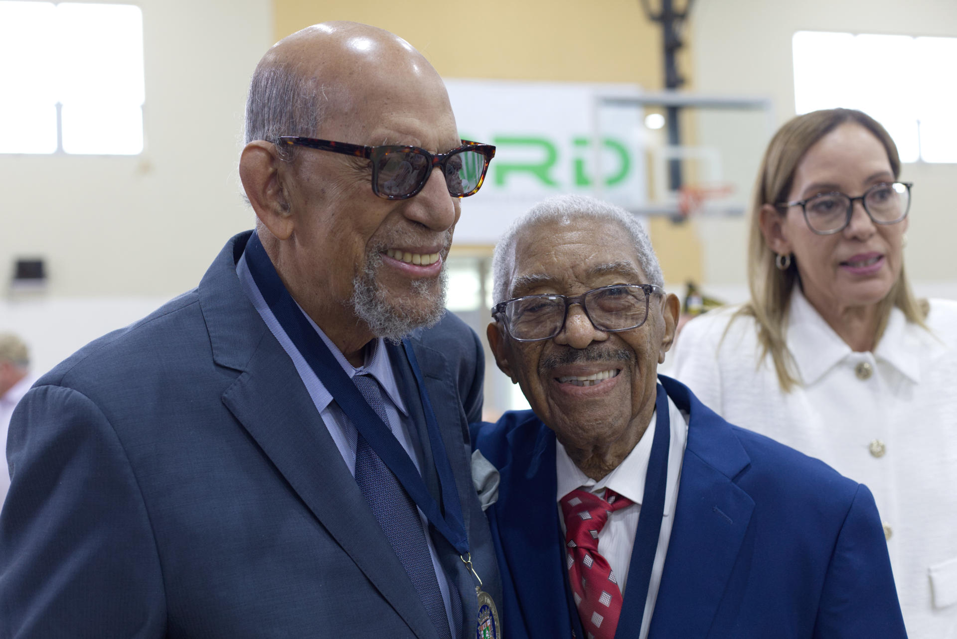 El legendario pianista y co-fundador del Gran Combo de Puerto Rico Rafael Ithier (d) junto al legendario timbalero Willie Rosario (d), sonríen durante un acto este lunes en San Juan (Puerto Rico). EFE/Thais Llorca
