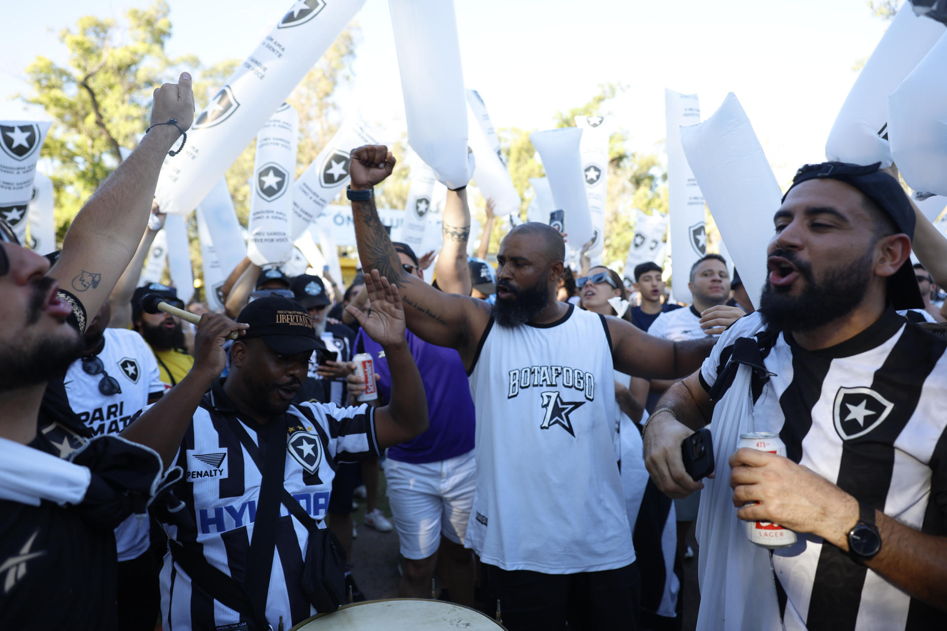 Hinchas de Botafogo celebran en el parque de Palermo en Buenos Aires (Argentina), previo a la final de la Copa Libertadores en el Más Monumental. EFE/ Antonio Lacerda
