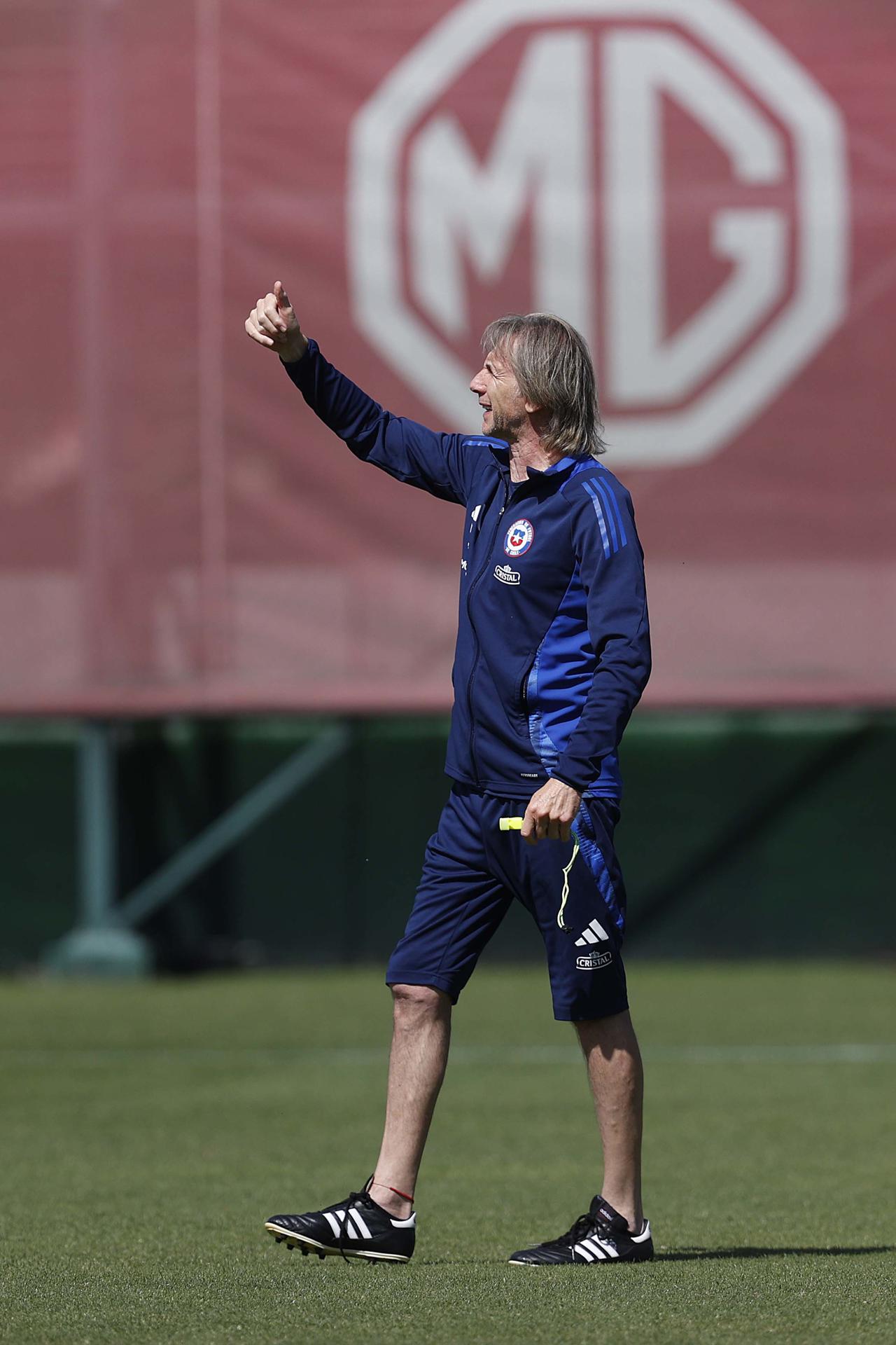 FotografÍa cedida por la Federación de Fútbol de Chile (FFCh), del seleccionador Ricardo Gareca durante el último entrenamiento de la Roja antes de recibir este martes en el Estadio Nacional de Santiago a Venezuela en partido de la duodécima fecha de las eliminatorias del Mundial de 2026. EFE/ Federación De Fútbol De Chile /SOLO USO EDITORIAL)
