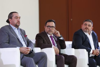 El presidente del Centro de Competitividad de México (CCMX), José Antonio Pérez Anton (i), acompañado del rector general del Instituto Politécnico Nacional (IPN), Arturo Reyes Sandoval (c) y el Director general del Centro de Competitividad de México (CCMX) del Consejo Mexicano de Negocios, Juan Carlos Ostolaza (d), participan este martes en una rueda de prensa en las Instalaciones del Instituto Politécnico Nacional (IPN), en la Ciudad de México (México). EFE/Mario Guzmán