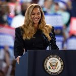 La cantante estadounidense Beyoncé, que actuará en el descanso del partido Texas-Ravens de la NFL, durante su intervención el pasado 25 de octubre en un mitin de la candidata demócrata Kamala Harris, en el estadio Shell Energy en Houston, Texas. EFE/EPA/CARLOS RAMIREZ