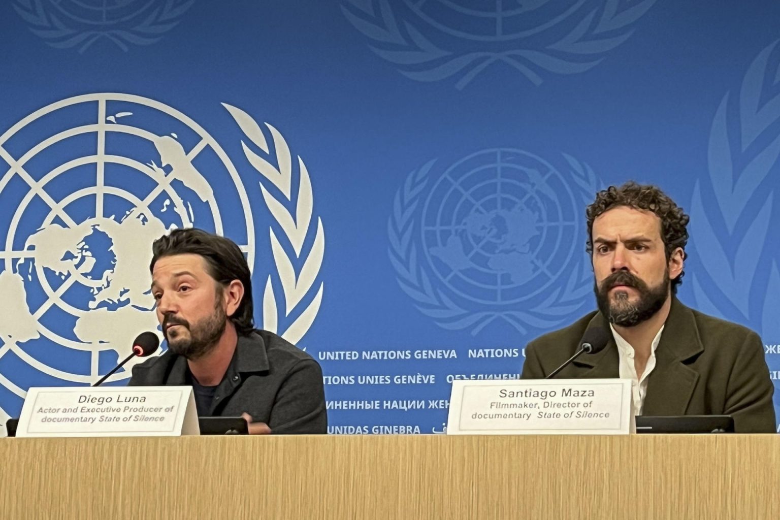 El cineasta mexicano y director del film "Estado de silencio", Santiago Maza (d), y el actor y productor Diego Luna (i) ofrecen una rueda de prensa en la sede de la ONU en Ginebra. EFE/ Anisia Gil